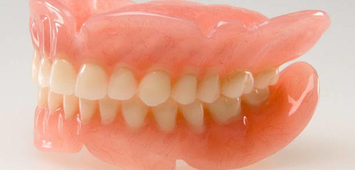 Стоматологами обнаружена связь между микробами на зубных протезах и воспалением легких 